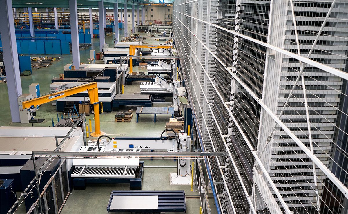 Picture: STOPA COMPACT II, The turntables of the loading stations provide the sheets in a space-saving manner, so that a larger number of laser cutting machines can be connected