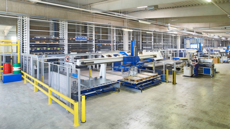Werkhalle mit automatischem Blechlagersystem STOPA COMPACT II im Einsatz bei Rötzer Maschinenbau GmbH