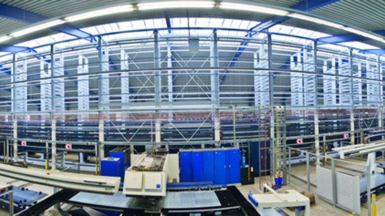 Weitwinkelpanoramaaufnahme des rund 100m langen STOPA UNIVERSAL Automatiklagers in der Produktionshalle beim Blechbearbeiter Schickling. 