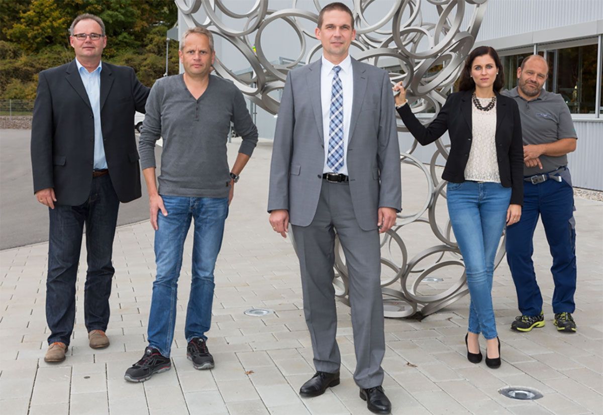 Bild: Thomas Philipp, Werkleiter der Aesculap Innovation Factory, ist stolz auf sein Team, Joachim Bludau, Segmentleiter Blech im Werk Motoren & Container, Gerald Reischmann, Fertigungsdisponent Blechumformung, Nadine Weckenmann, IT-seitige Projektleiterin und Volker Huber, Gruppenleiter Blechtrennung