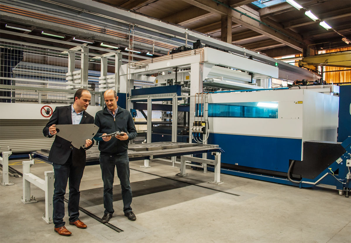Bild: Koen Mergaert, Verantwortlicher Arbeitsvorbereitung, Blechbearbeitung und Dreherei (rechts), sowie Johan Vermote, Arbeitsvorbereitung Blechbearbeitung bei CNH Industrial Belgium