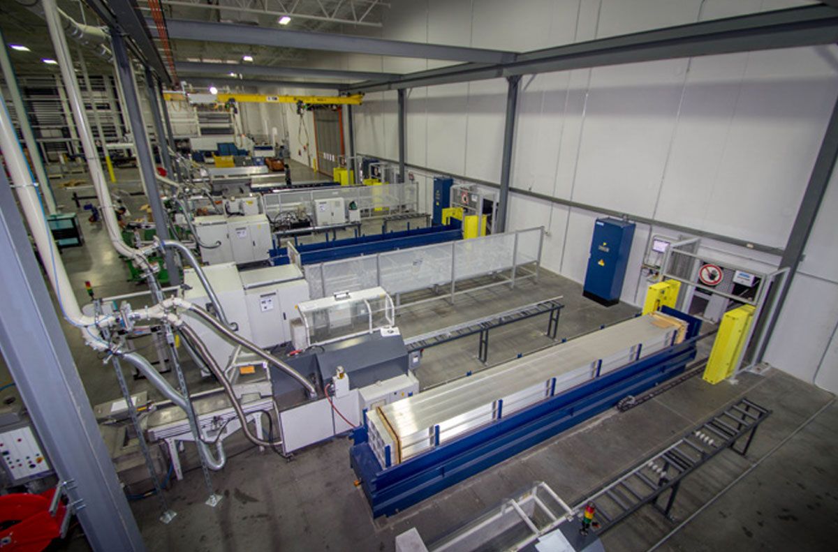 Picture: The long goods storage system supplies the connected saws via four short-distance retrieval stations.