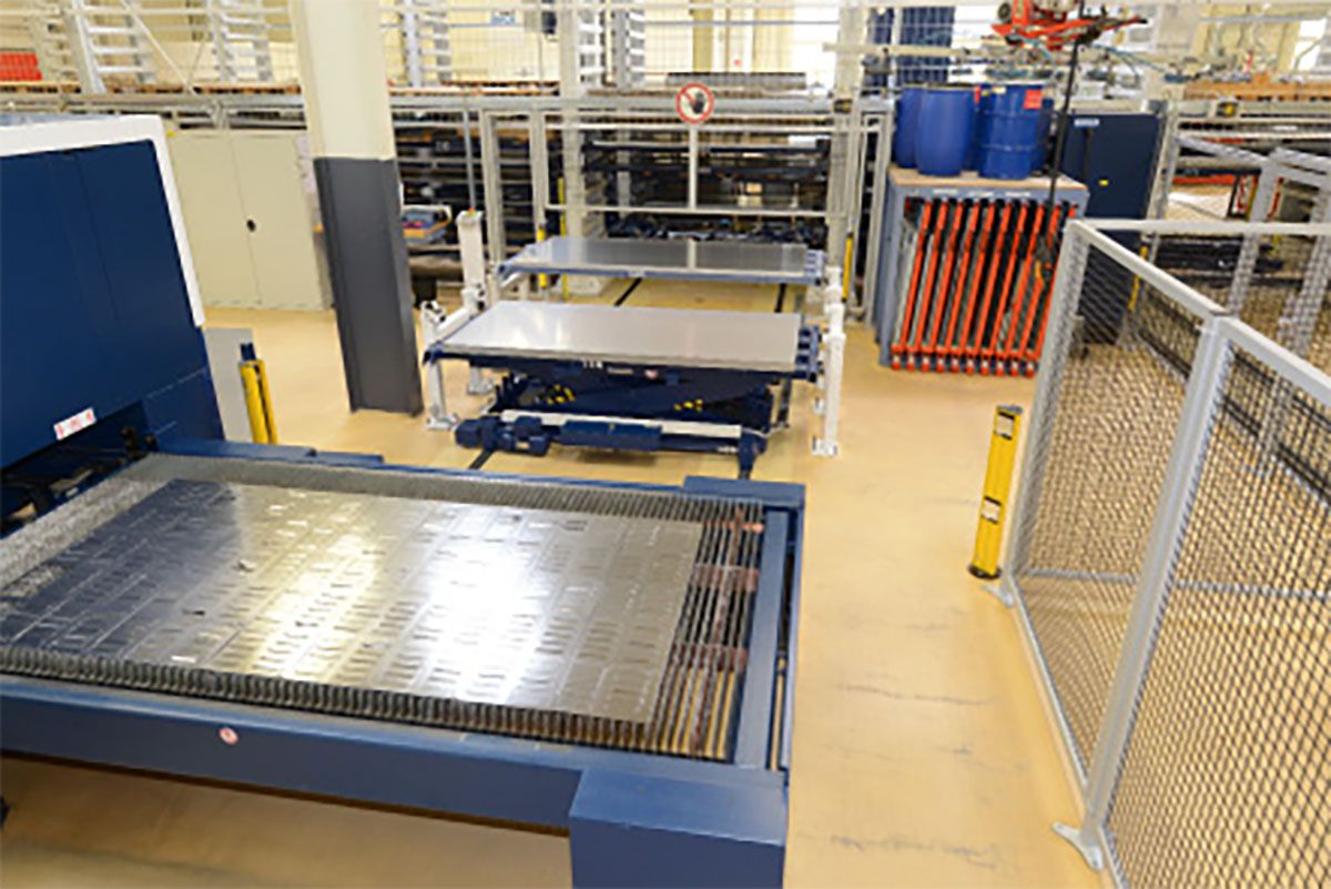 Immagine: STOPA COMPACT con carrello elevatore e due scaffali porta pallet