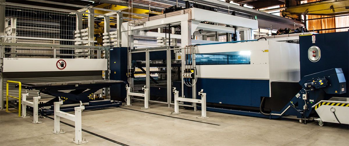 Picture: STOPA COMPACT, The scissor lift table at the incoming goods station is equipped with storage stamps to hold the sheet metal packages.