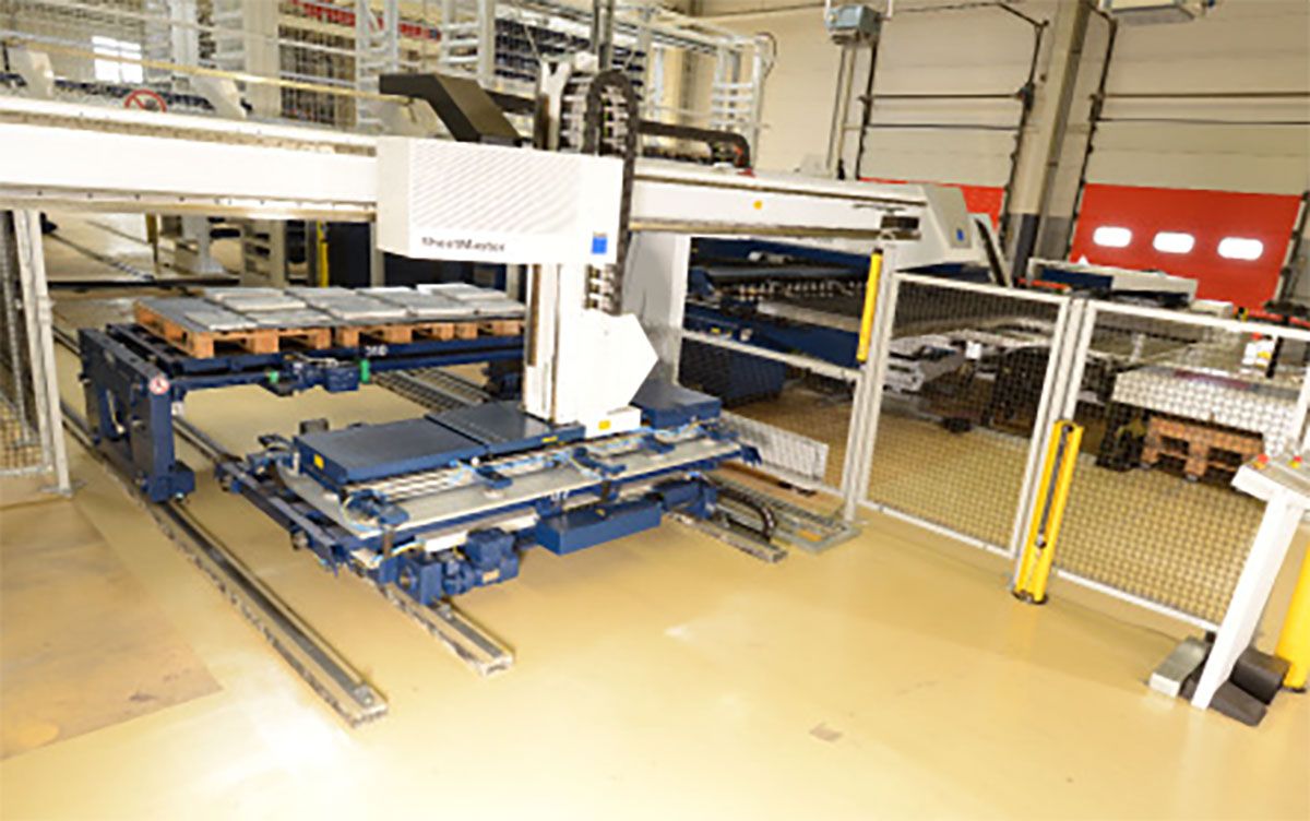 Picture: STOPA COMPACT, a scissor lift table supplies the punching machine with raw sheets