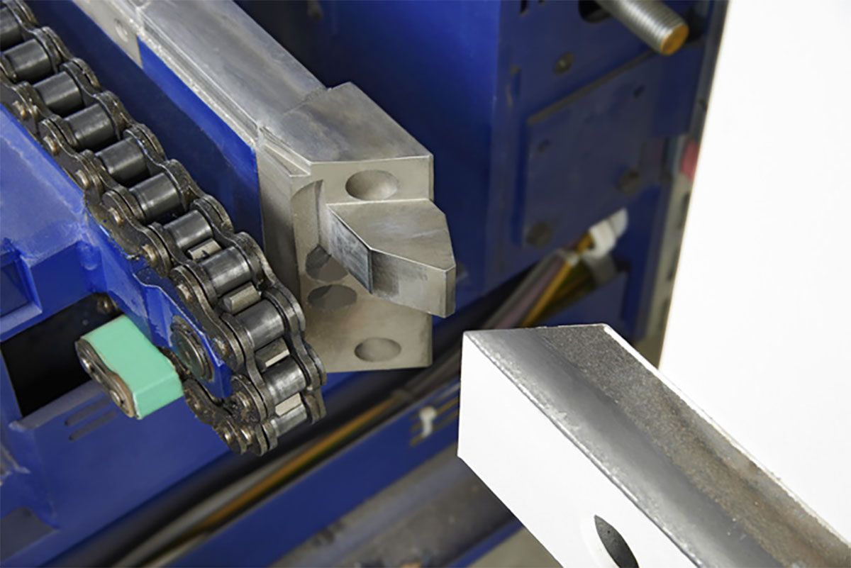 Picture: STOPA COMPACT II, The sloping transition between the load crossbeam and the storage locations, which the pallet rollers pass more easily and smoothly, results in more precise positioning, greater process reliability and a longer service life.