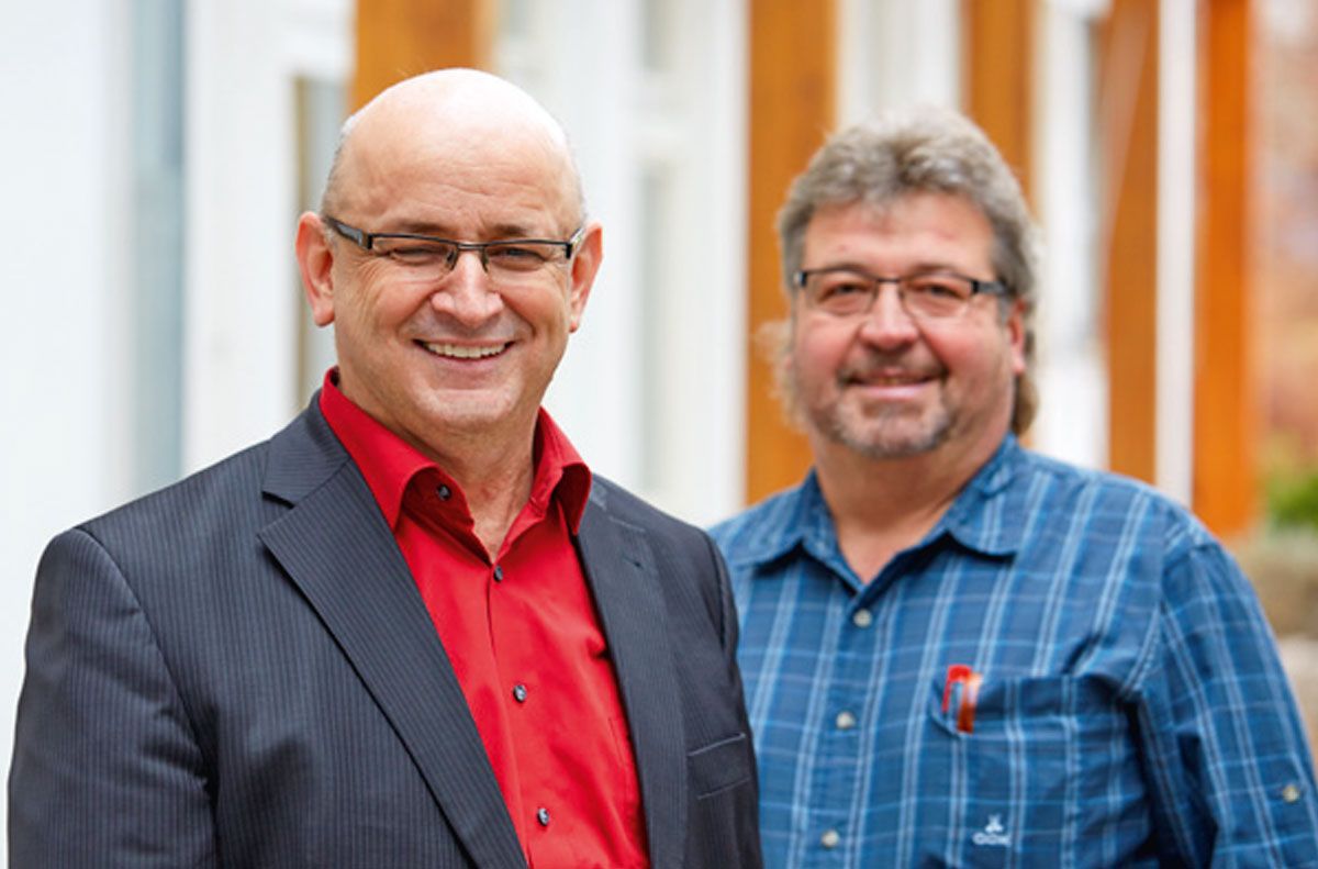 Immagine: Walter Baschnagel, laureato in economia e informatica, responsabile dell'organizzazione dei processi, dell'IT e della gestione della qualità (a sinistra) e Ralf Bausch, responsabile del reparto produzione meccanica.