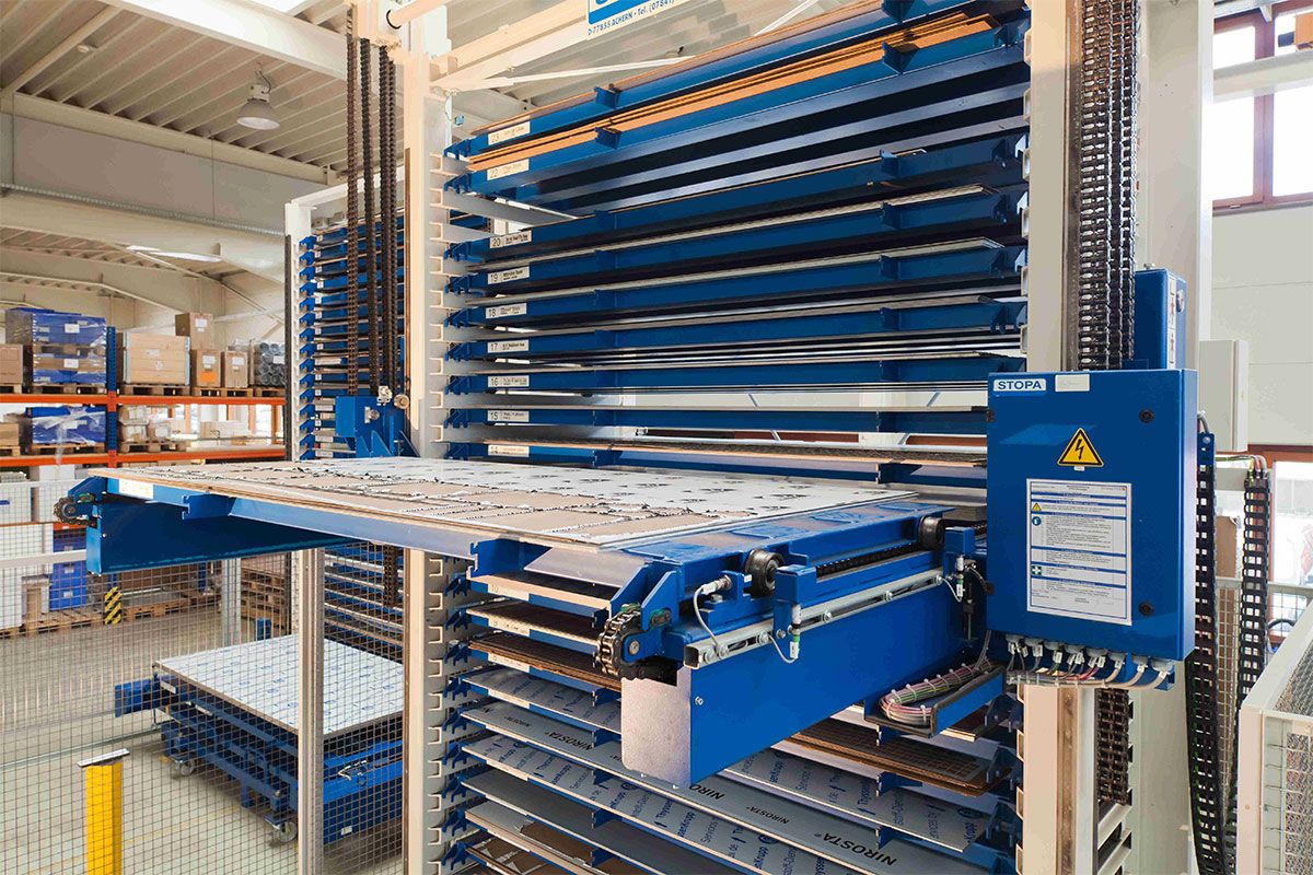 Picture: STOPA MONO and STOPA ECO, Both storage towers work with a low-maintenance, stable and robust two-mast load traverse that is moved in and out of storage by a pull/push device